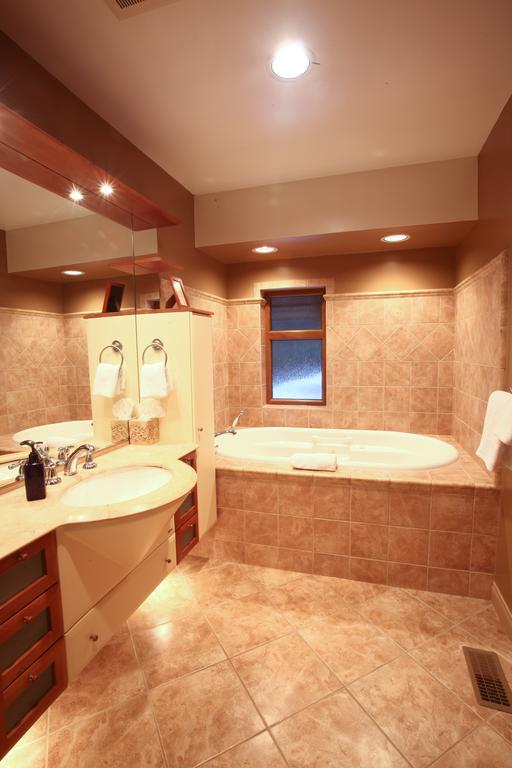 Whistler Alpine Chalet Retreat & Wellness Villa Room photo