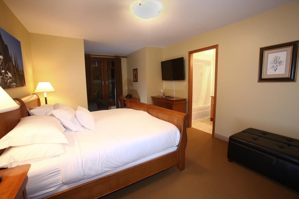Whistler Alpine Chalet Retreat & Wellness Villa Room photo