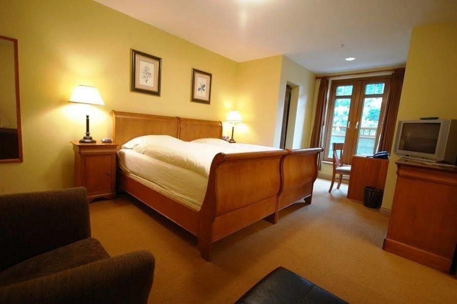 Whistler Alpine Chalet Retreat & Wellness Villa Room photo